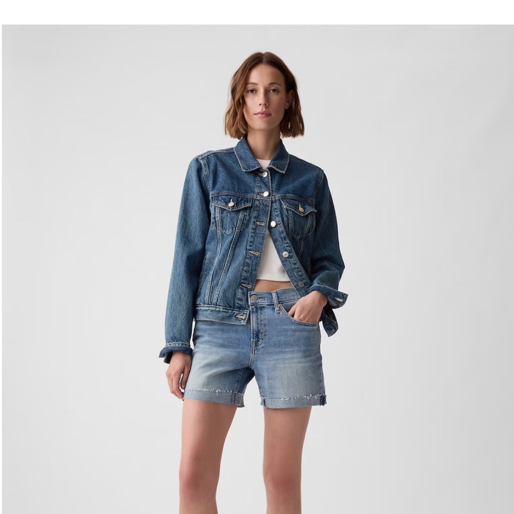 NWT Gap 5" Mid Rise Denim Girlfriend Shorts in medium indigo.